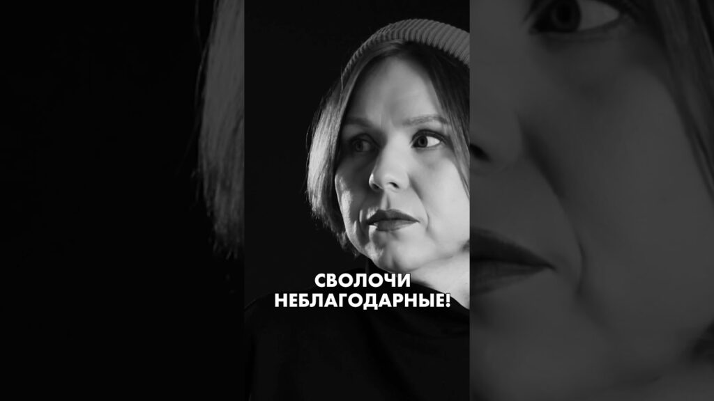 Черно-белая фотография, на которой девушка смотрит в сторону