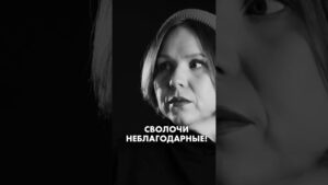 Черно-белая фотография, на которой девушка смотрит в сторону